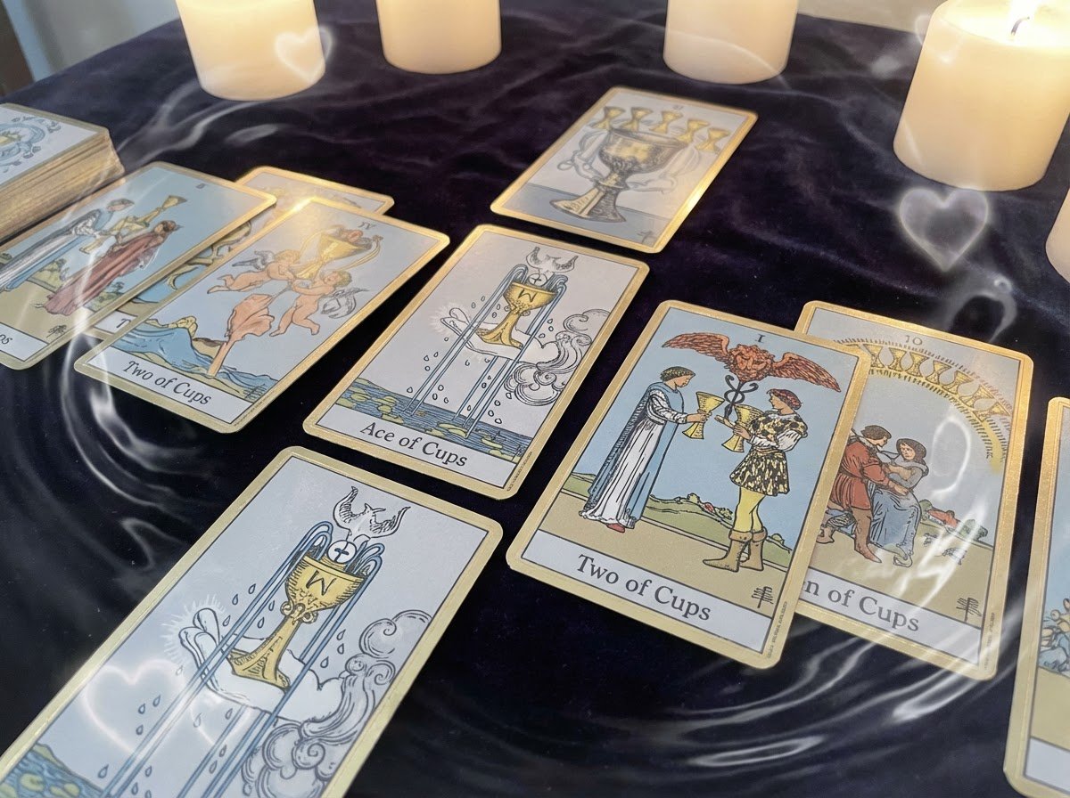 Любовный огонь Жезлов: как карты страсти описывают ваш союз